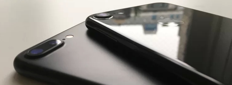 Черный телефон Apple Iphone